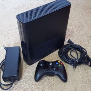 Console Xbox 360 E 250 Go – Occasion Flashée avec 25 Jeux